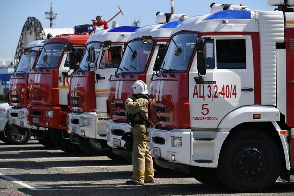 Пожарные на месте учений в аэропорту Симферополь. 25 апреля 2019