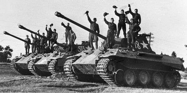 Бойцы танковой роты гвардии старшего лейтенанта Сотникова на трофейных немецких Пантерах в районе города Праги