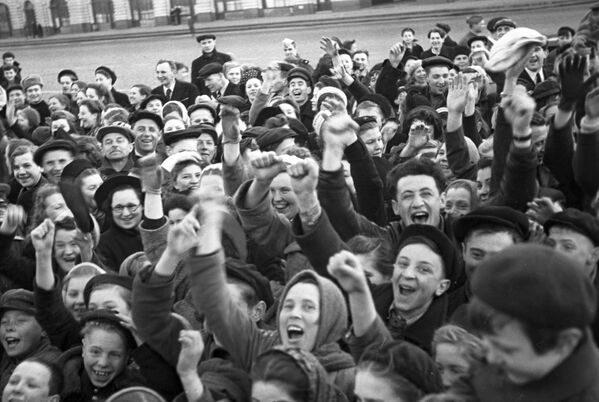 Москвичи на Красной площади утром в День Победы советского народа в Великой Отечественной войне 1941-1945 годов