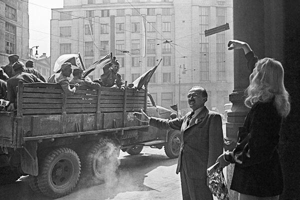Жители Праги приветствуют советских воинов