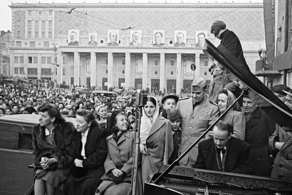 Пианист Московской филармонии Юрий Брюшков выступает на площади Маяковского в Москве 9 мая 1945 года