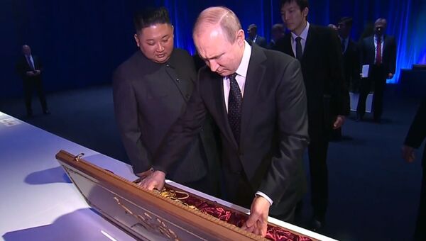 Обмен оружием: главы России и КНДР вручили друг другу памятные подарки