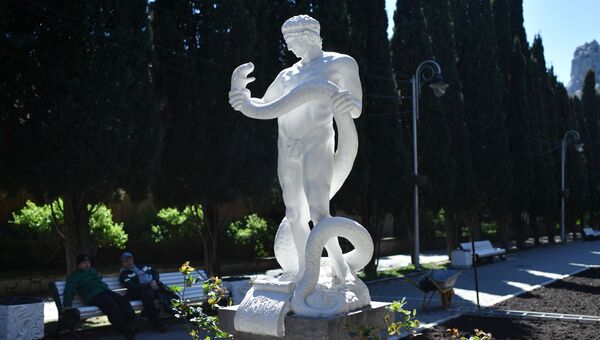 Скульптура на аллее Аполлонов в Симеизе