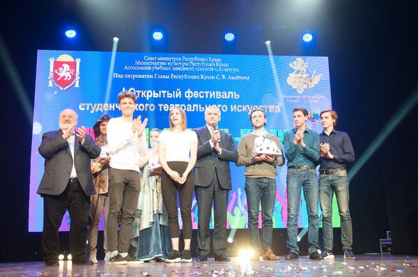 Закрытие первого Открытого фестиваля студенческого театрального искусства Сцена-Молодость-Крым в Ялте. На фото: глава Крыма Сергей Аксенов с номинантами фестиваля Закрытие первого Открытого фестиваля студенческого театрального искусства Сцена-Молодость-Крым в Ялте. На фото: глава Крыма Сергей Аксенов с номинантами фестиваля
