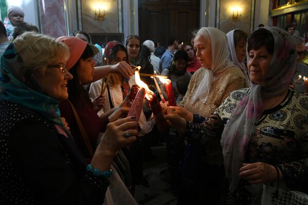 Встреча Благодатного огня в Александро-Невском соборе в Симферополе