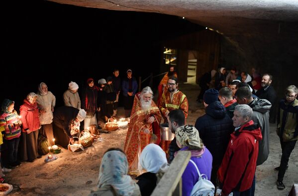 Верующие во время пасхальной службы в скальном мужском монастыре святого мученника Феодора Стратилата на горе Челтер-Коба в Бахчисарайском районе Крыма