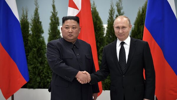 Президент РФ Владимир Путин и председатель Госсовета Корейской Народно-Демократической Республики Ким Чен Ын (слева) во время встречи в кампусе ДВФУ во Владивостоке
