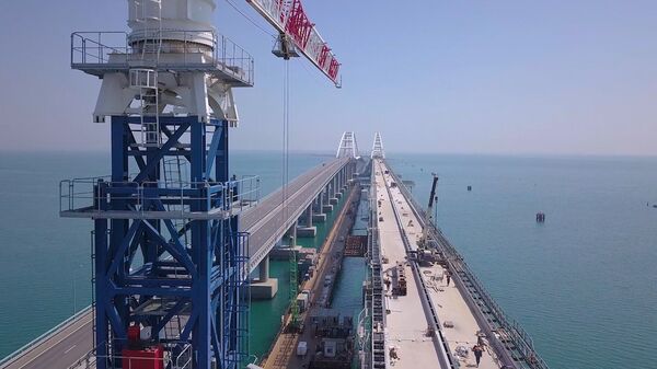 Пролетая над Крымским мостом: автомобильное движение и строительство железнодорожной части Пролетая над Крымским мостом: автомобильное движение и строительство железнодорожной части