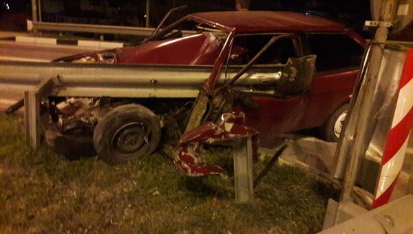 В Севастополе автомобиль врезался в дорожное ограждение