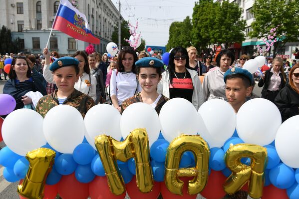 Участники первомайской демонстрации в Симферополе. 1 мая 2019