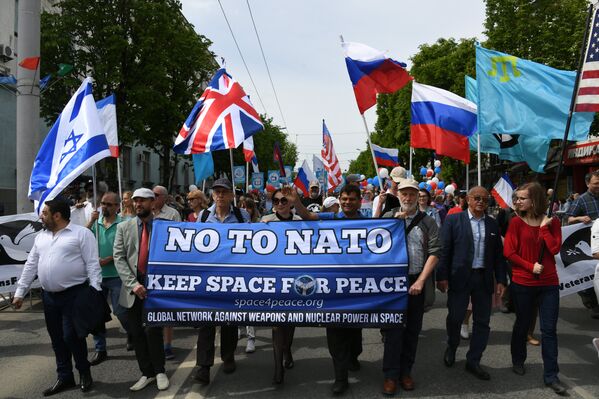 Представители делегации из США и Европы на первомайском шествии в Симферополе. 1 мая 2019