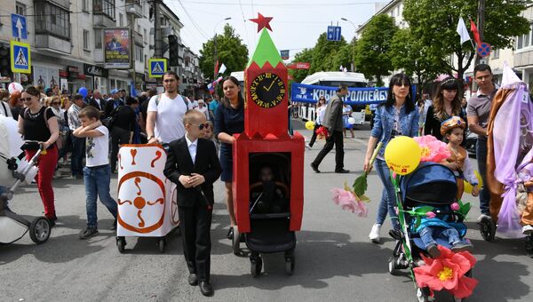 Участники первомайской демонстрации в Симферополе. 1 мая 2019