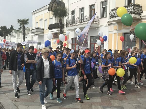 Участники первомайской демонстрации в Ялте. 1 мая 2019