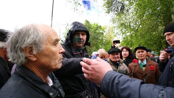 В Харькове во время первомайского шествия националисты облили зеленкой организатора акции