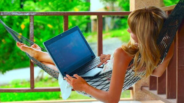 Девушка с ноутбуком в гамаке