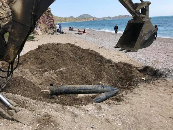 На пляже в Коктебеле уничтожили канализационную трубу На пляже в Коктебеле уничтожили канализационную трубу