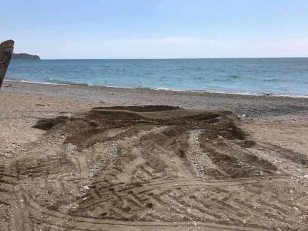 На пляже в Коктебеле уничтожили канализационную трубу На пляже в Коктебеле уничтожили канализационную трубу