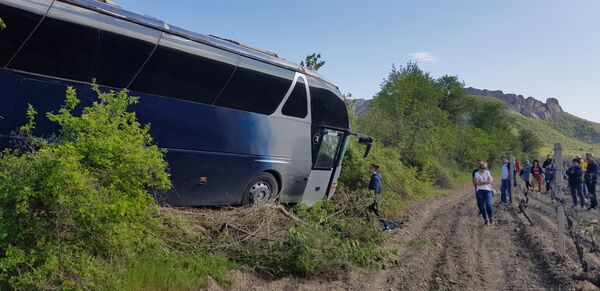 На трассе Грушевка-Судак упал в кювет автобус с пассажирами На трассе Грушевка-Судак упал в кювет автобус с пассажирами