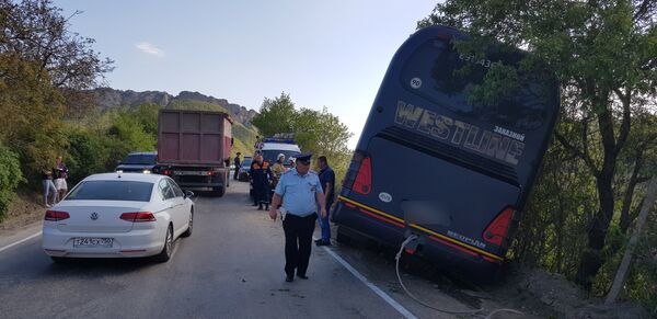 На трассе Грушевка-Судак упал в кювет автобус с пассажирами На трассе Грушевка-Судак упал в кювет автобус с пассажирами
