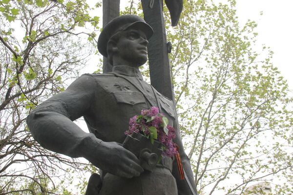 Памятник Фронтовому журналисту и полиграфисту Памятник Фронтовому журналисту и полиграфисту