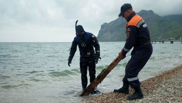 Спасатели МЧС обследуют пляжи Крыма перед купальным сезоном