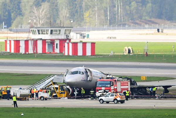 Обгоревший фюзеляж самолета компании Аэрофлот Sukhoi Superjet-100 на летном поле в аэропорту Шереметьево. 6 мая 2019 Обгоревший фюзеляж самолета компании Аэрофлот Sukhoi Superjet-100 на летном поле в аэропорту Шереметьево. 6 мая 2019