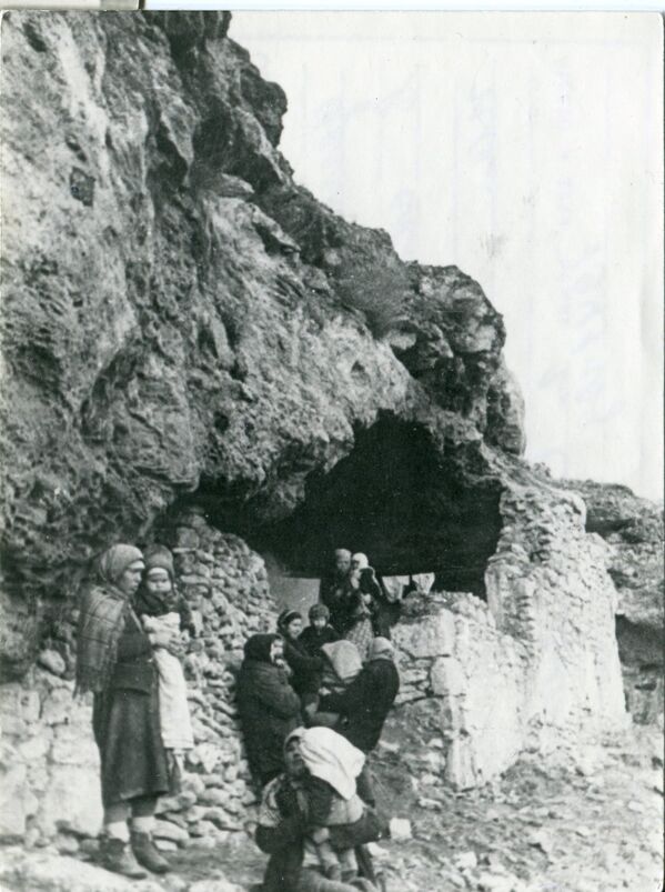 Жители осажденного Севастополя прячутся в убежищах, оборудованных в пещерах в районе Инкермана. 1941 год