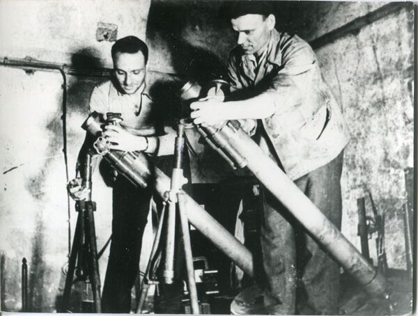 Рабочие спецкомбината №1 А.Кокоша (справа) и С.Рофе за сборкой минометов. 1941-1942 годы
