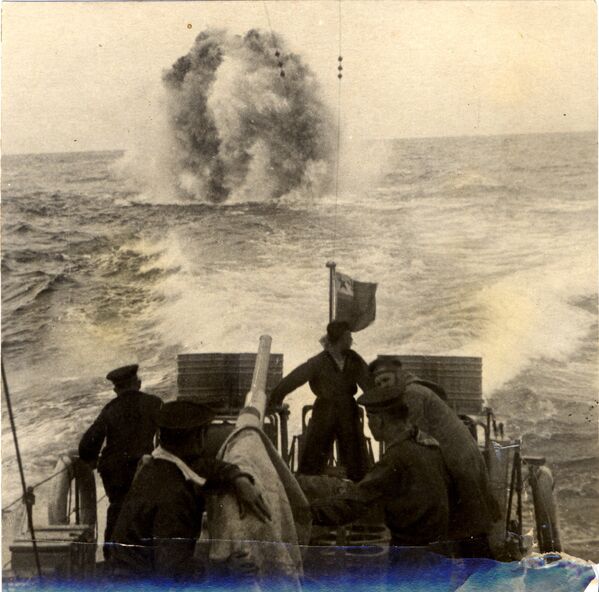 Торпедный катер Морской охотник бомбит глубинными бомбами подводную лодку гитлеровцев. Фото В.В. Докина
