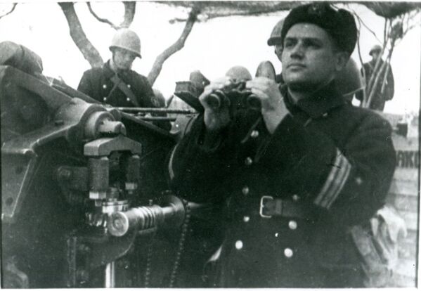 Капитан М.С. Драпушко, командир береговой батареи №19, на боевых позициях батареи. Балаклава. 1942 год