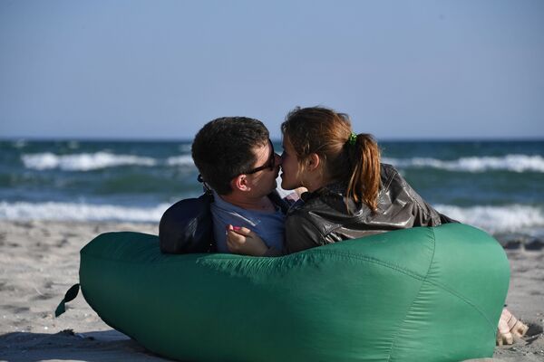 Влюбленные на пляже в Крыму
