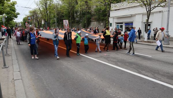 Участники акции Бессмертный полк в Севастополе с 300-метровой георгиевской лентой. 9 мая 2019