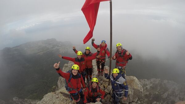 Сотрудники Ялтинского аварийно-спасательного отряда Крым-СПАС установили копию знамени Победы на вершине горы Ай-Петри