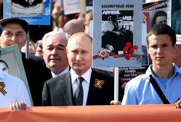 Президент РФ Владимир Путин с портретом своего отца-фронтовика Владимира Спиридоновича принимает участие в шествии патриотической акции Бессмертный полк