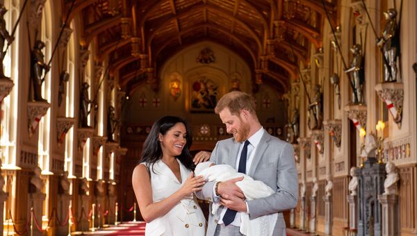 Принц Гарри и Меган, герцогиня Сассексская со своим новорожденным сыном