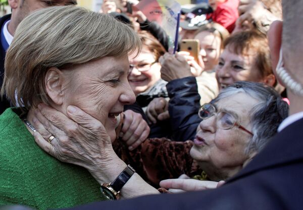 Канцлер Германии Ангела Меркель рядом с приветствующими ее жителями румынского города Сибиу