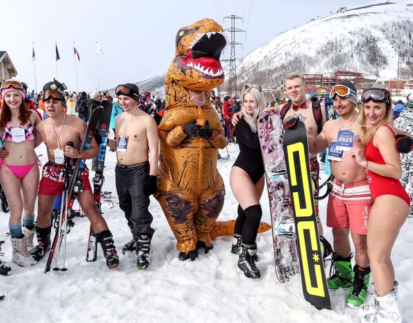 Участники спуска в купальниках Хибины-бикини 2019 на северном склоне горнолыжного комплекса Большой Вудъявр в Кировске