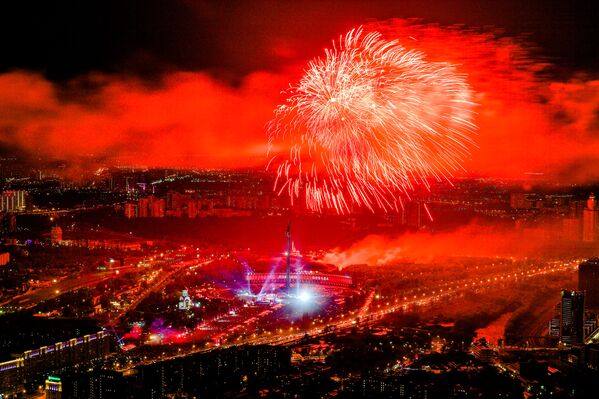 Вид на праздничный салют в честь Дня Победы на Поклонной горе с башни Око в Москва-сити
