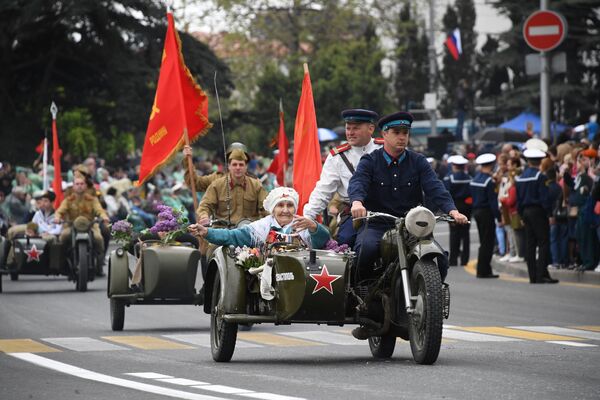 Проезд мототехники с ветеранами Великой Отечественной войны во время празднования Дня Победы в Севастополе, посвященного 74-й годовщине Победы в Великой Отечественной войне