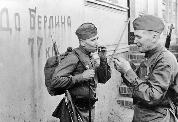Советские солдаты перекуривают перед последним рывком Советские солдаты перекуривают перед последним рывком