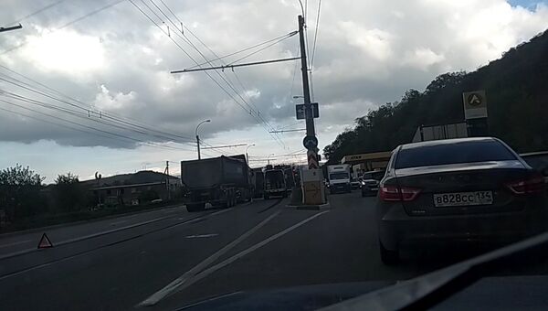 Пробка на месте ДТП с участием легкового и грузового автомобилей на трассе Симферополь – Ялта