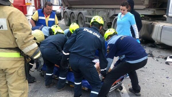 Помощь пострадавшим в ДТП на трассе Симферополь-Ялта