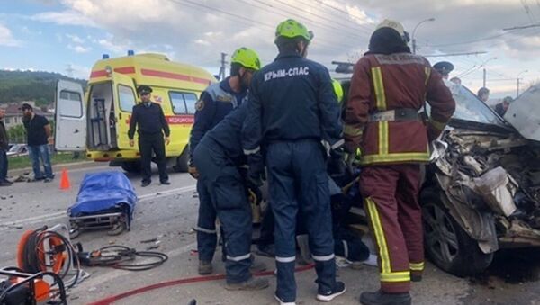 Помощь пострадавшим в ДТП на трассе Симферополь-Ялта