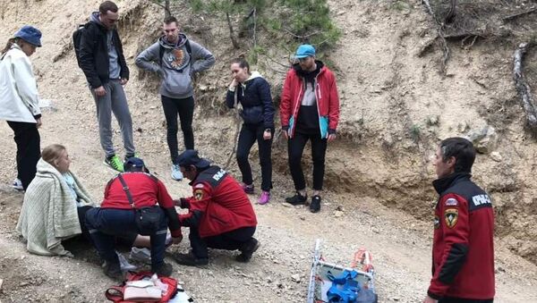 Спасатели оказали помощь женщине, которая повредила ногу в районе туристической тропы Мисхорская
