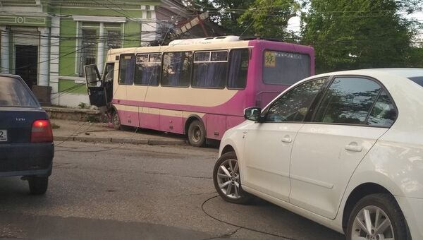 В Симферополе пассажирский автобус снес столб после ДТП с иномаркой