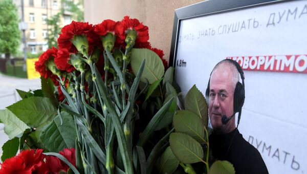 Цветы у здания редакции Говорит Москва в память о главном редакторе радиостанции Сергее Доренко, который скончался 9 мая в возрасте 59 лет