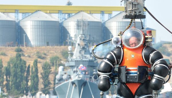 Водолаз в нормоборическом скафандре во время демонстрации возможностей спасательной техники Черноморского флота РФ