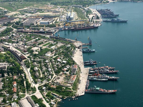Береговые корабли Черноморского флота на стоянке у берегов города Севастополя
