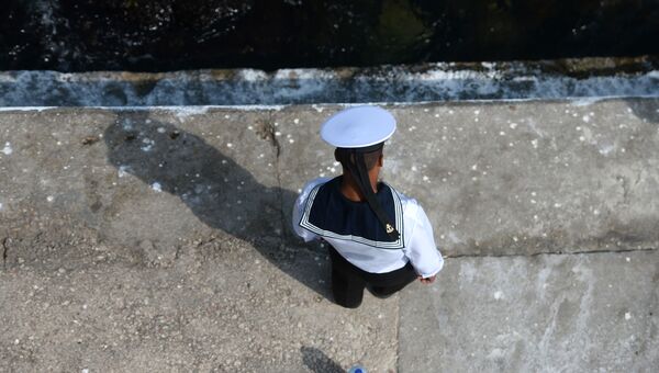Военнослужащий Черноморского флота во время репетиции парада ко Дню Военно-Морского флота РФ в Севастополе