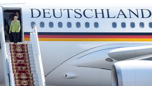 Канцлер Германии Ангела Меркель на трапе самолета  Bombardier Global 5000